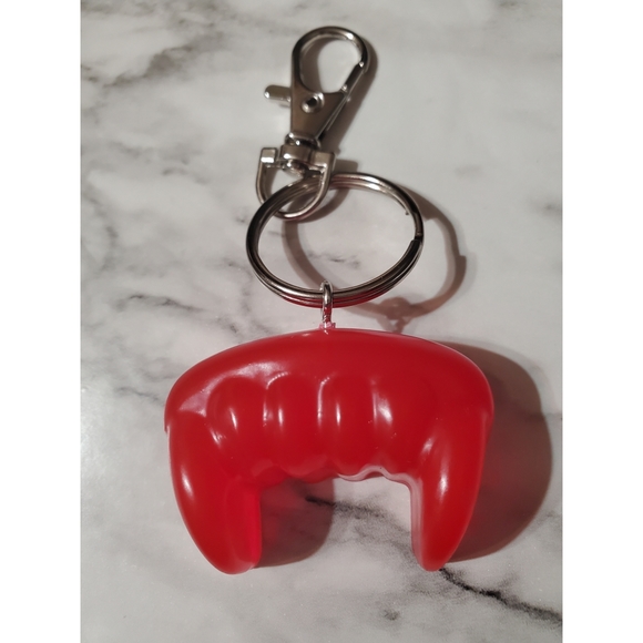 Halloween Spooky Vampire Teeth Keychain - Picture 2 of 2